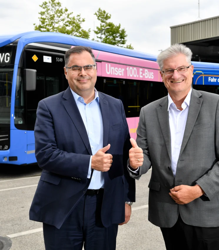 MVG-Chef Ingo Wortmann und MVG-Buschef Veit Bodenschatz vor dem 100. E-Bus der Münchner Verkehrsgesellschaft
