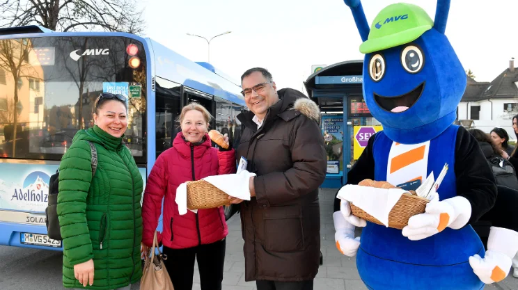 Ingo Wortmann und die Baustellen-Ameise verteilen Croissants an die Fahrgäste des Ersatzbusses. Ingo Wortmann und die Baustellen-Ameise verteilen Croissants an die Fahrgäste des Ersatzbusses.