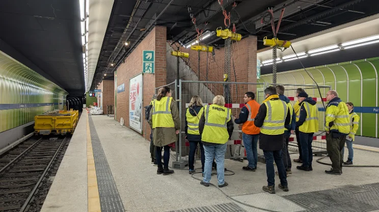 Projektleiter Elias Habersetzer erklärt die Erneuerung der Rolltreppen am Partnachplatz. Projektleiter Elias Habersetzer erklärt die Erneuerung der Rolltreppen am Partnachplatz.