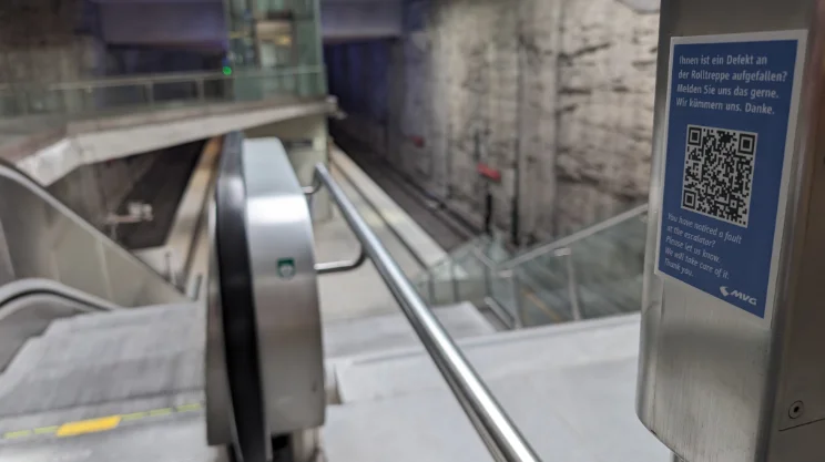 QR-Codes an Rolltreppen