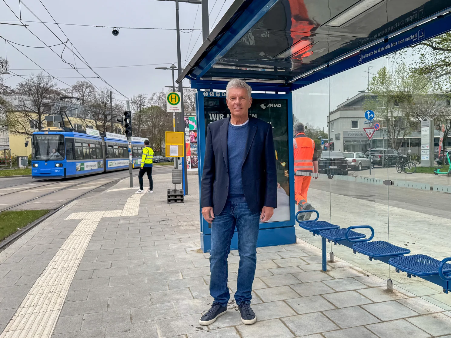Oberbürgermeister Dieter Reiter an der neu errichteten Wartehalle am Theodolindenplatz Oberbürgermeister Dieter Reiter an der neu errichteten Wartehalle am Theodolindenplatz