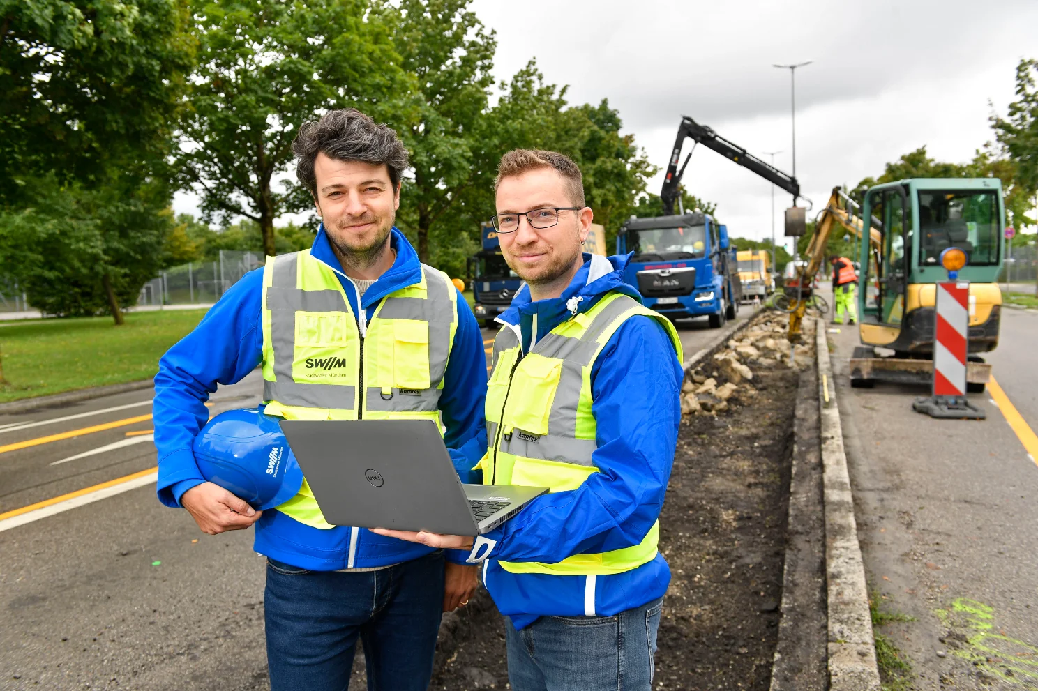 Markus Orbig, Projektleiter Sparten (l.) und Florian Tröbensberger, Projektleiter Tram Münchner Norden an der Kreuzung Heidemannstraße / Ecke Maria-Probst-Straße.