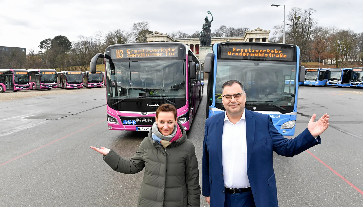 Susann Liebscher und Ingo Wortmann vor den SEV-Bussen, die ab Montag, 17. Februar, die U-Bahn ersetzen. Susann Liebscher und Ingo Wortmann vor den SEV-Bussen, die ab Montag, 17. Februar, die U-Bahn ersetzen.
