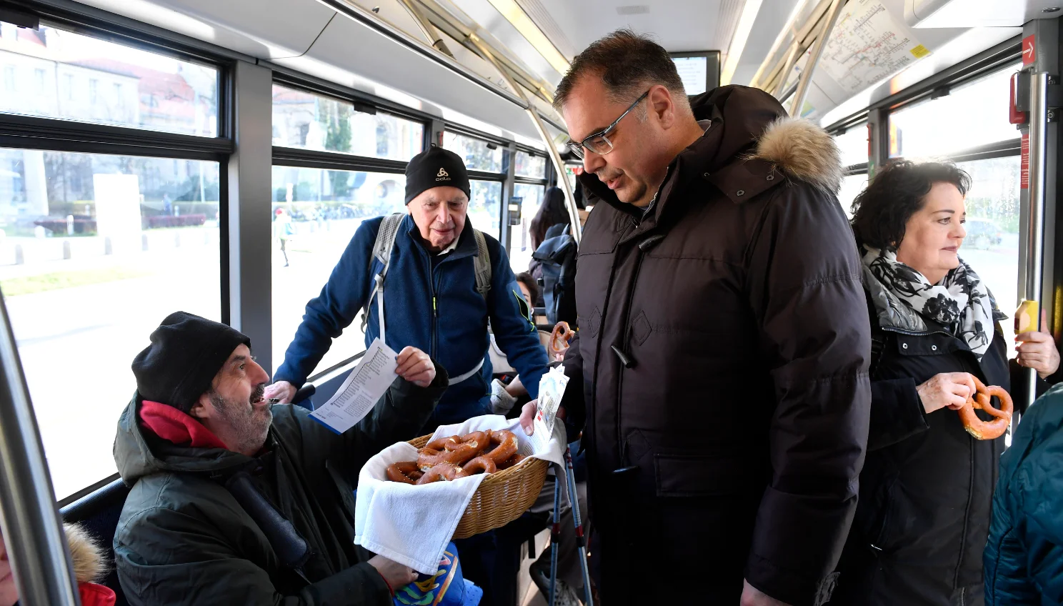 MVG-Chef Ingo Wortmann verteilt mit dem MVG-Team Brezen an die Fahrgäste der Tram 12 anlässlich der ersten 100 Tage nach der Verlängerung der Linie. MVG-Chef Ingo Wortmann verteilt mit dem MVG-Team Brezen an die Fahrgäste der Tram 12 anlässlich der ersten 100 Tage nach der Verlängerung der Linie.