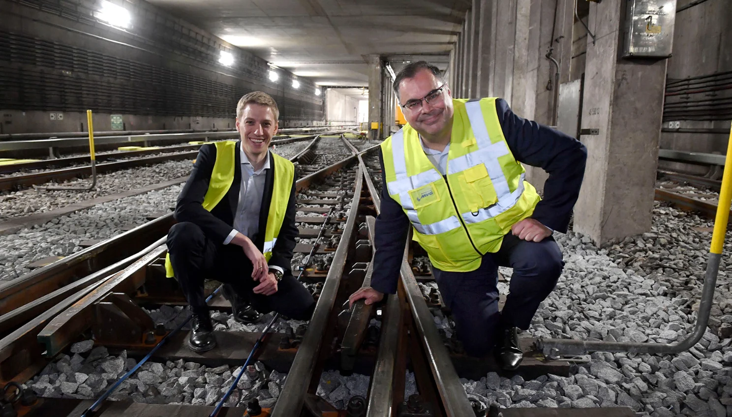 Bürgermeister Dominik Krause (l.) und MVG-Chef Ingo Wortmann vor dem erneuerten Weichenfeld am Harras. Bürgermeister Dominik Krause (l.) und MVG-Chef Ingo Wortmann vor dem erneuerten Weichenfeld am Harras.
