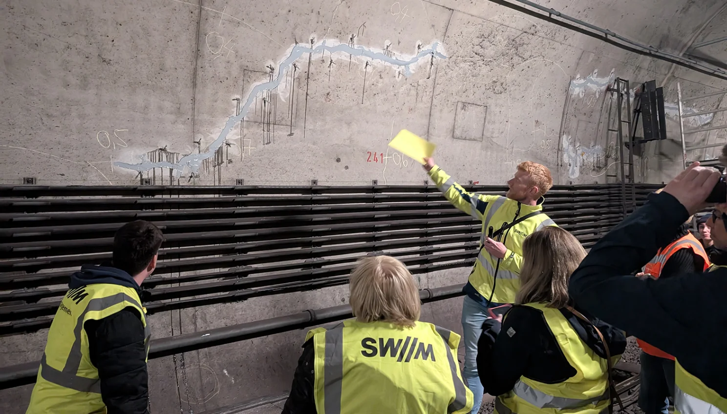 Projektleiter Hannes Venneklaas zeigt den Fortschritt der Tunnelsanierung. Projektleiter Hannes Venneklaas zeigt den Fortschritt der Tunnelsanierung.