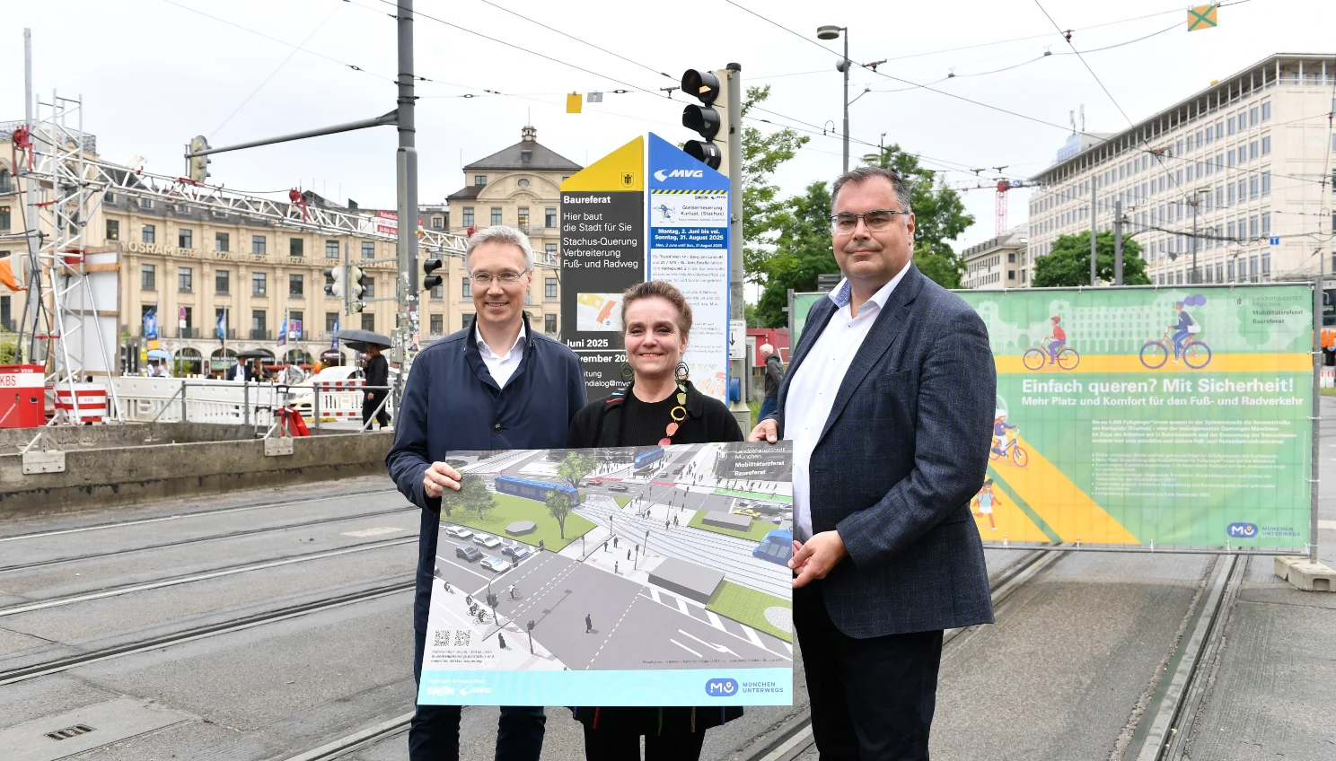 (v.l.) Mobilitätsreferent Georg Dunkel und Baureferentin Dr.-Ing. Jeanne-Marie Ehbauer stellen mit SWM Geschäftsführer und MVG-Chef Ingo Wortmann die gemeinsamen Arbeiten am Karlsplatz (Stachus) vor.