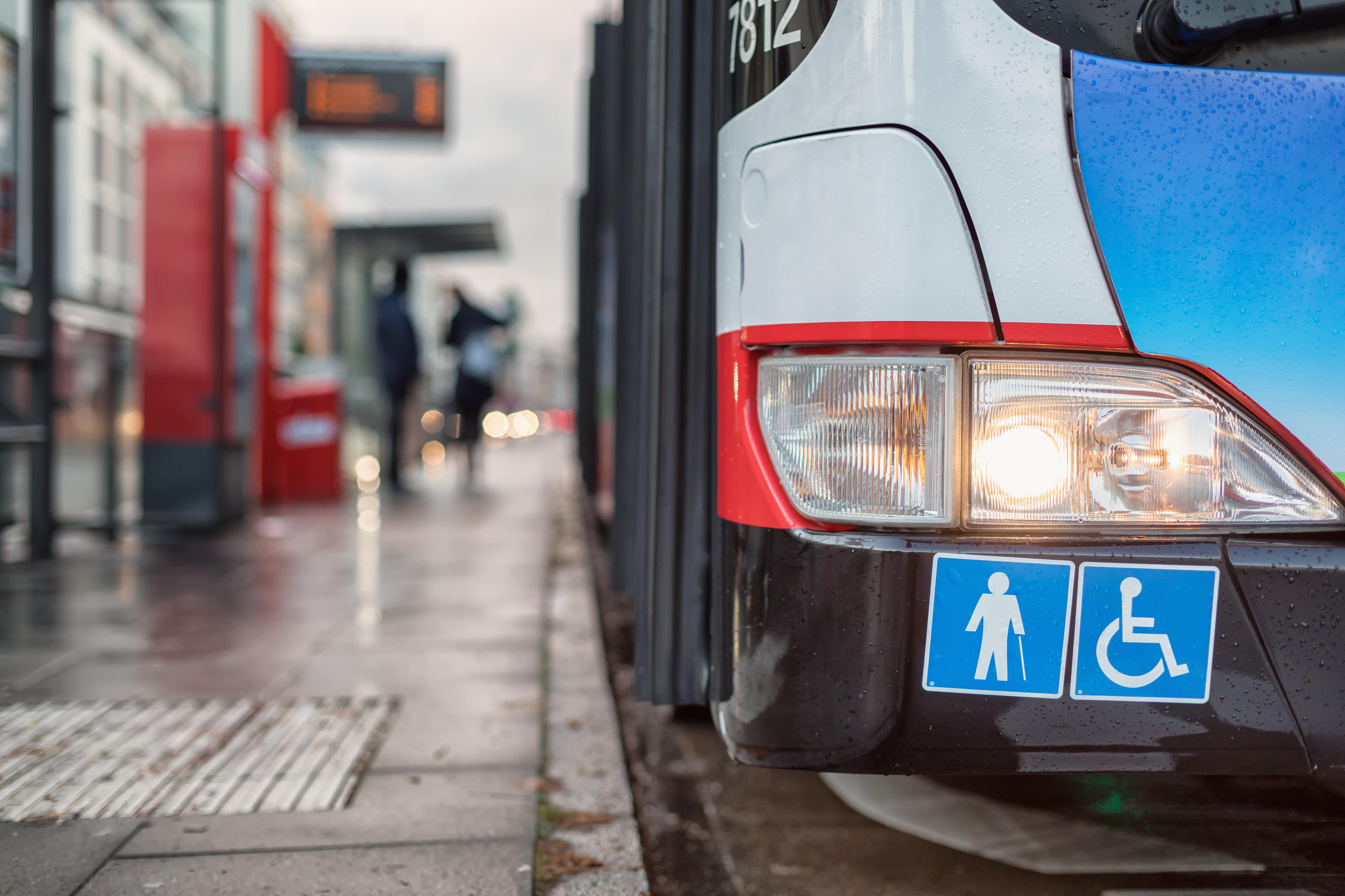 Ein Stadtbus mit der Beschilderung für Rollstuhlfahrer und Geheingeschränkte